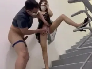 Hai cô vợ người chồng địt trên cầu thang cực phê