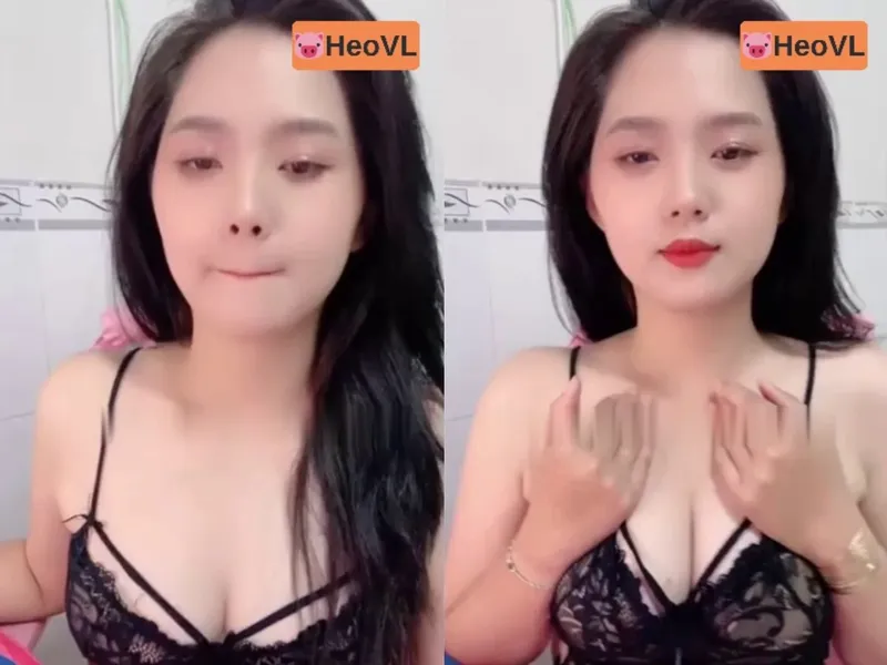 Bạn gái răng khểnh khoe dương vật tròn trắng