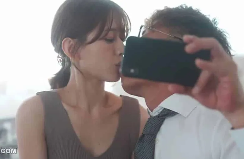 Thấy người vợ hơi lạ, gã chồng xem điện thoại vợ và thấy cảnh nắc với tiền bối của mình